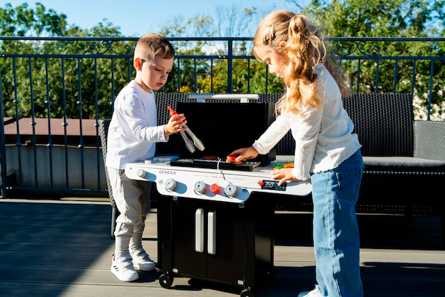 Klein Kinder-Grill »Weber, Genesis« FSC® - schützt Wald