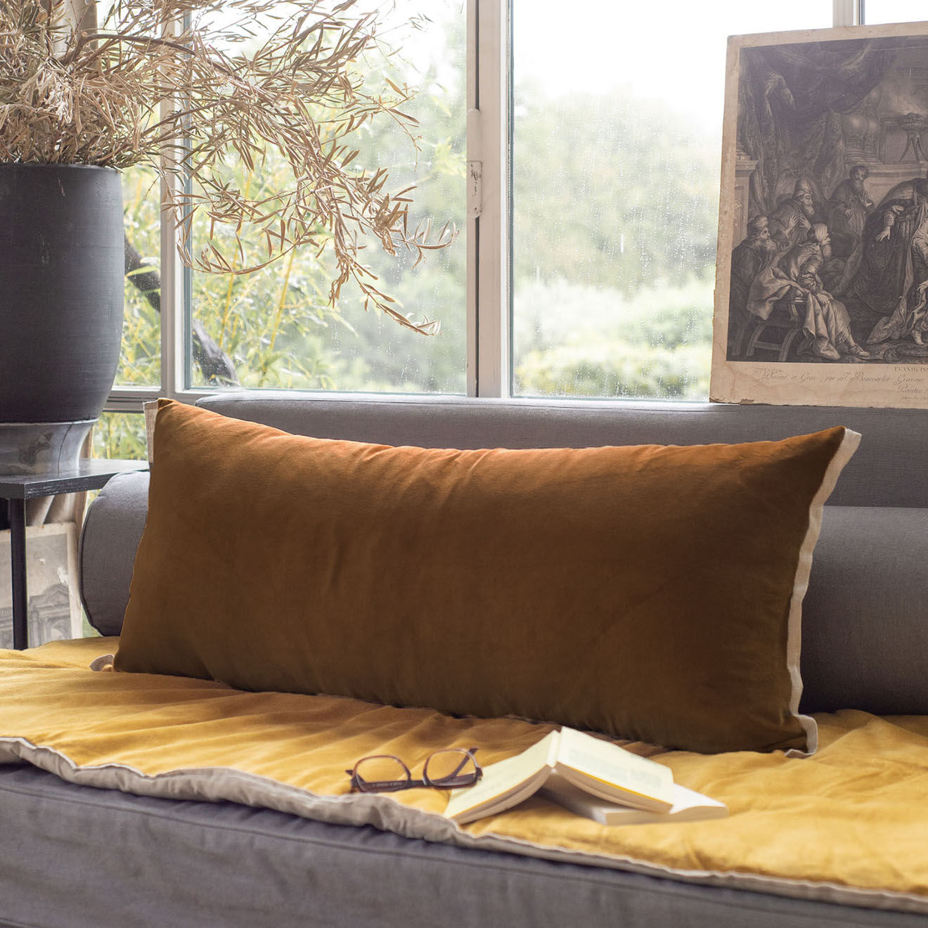 En Fil d'Indienne Housse de coussin Medicis velours taupe - 45x100 cm