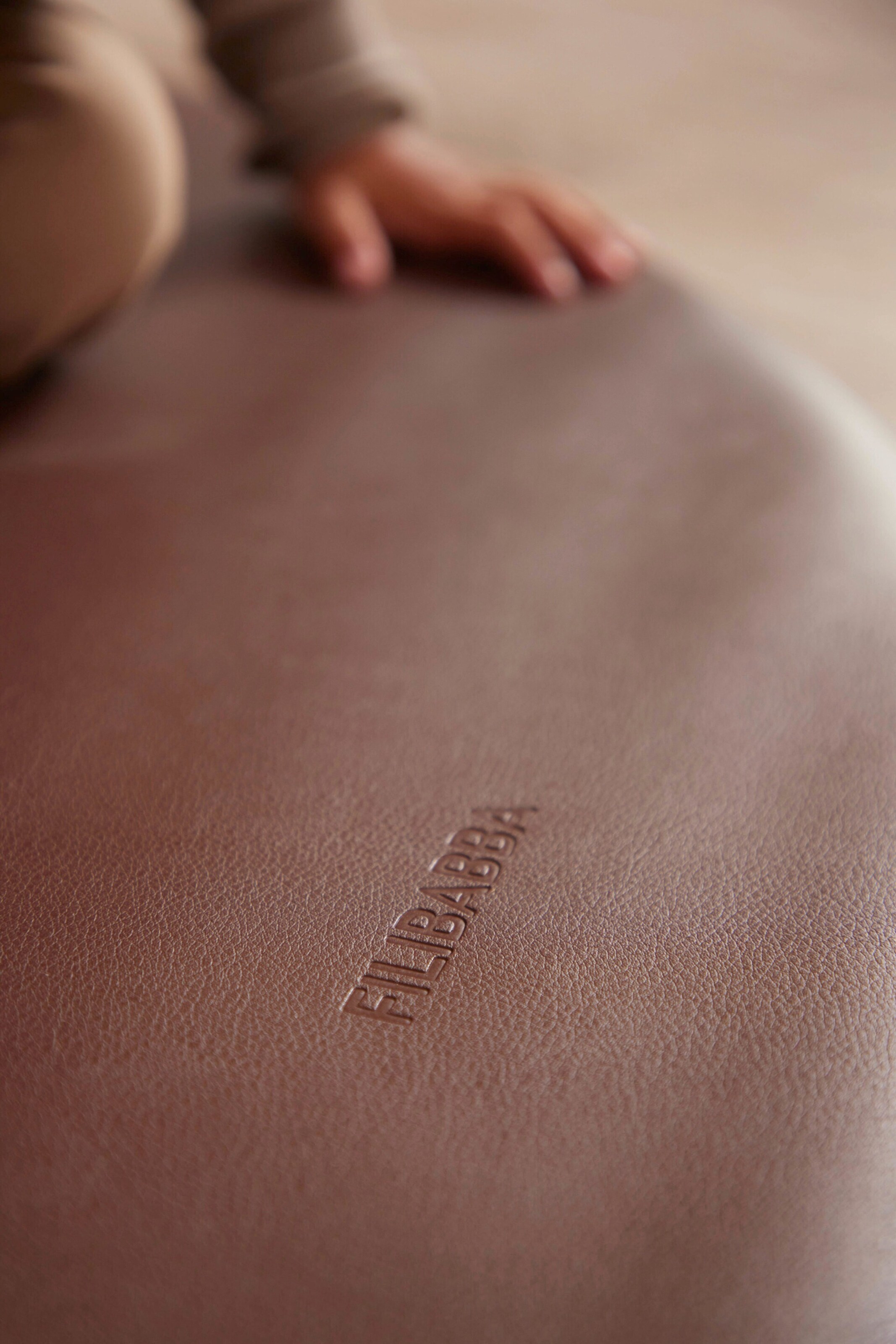 FILIBABBA Rutschfeste Bodenmatte - recyceltes PU-Leder - Brown
