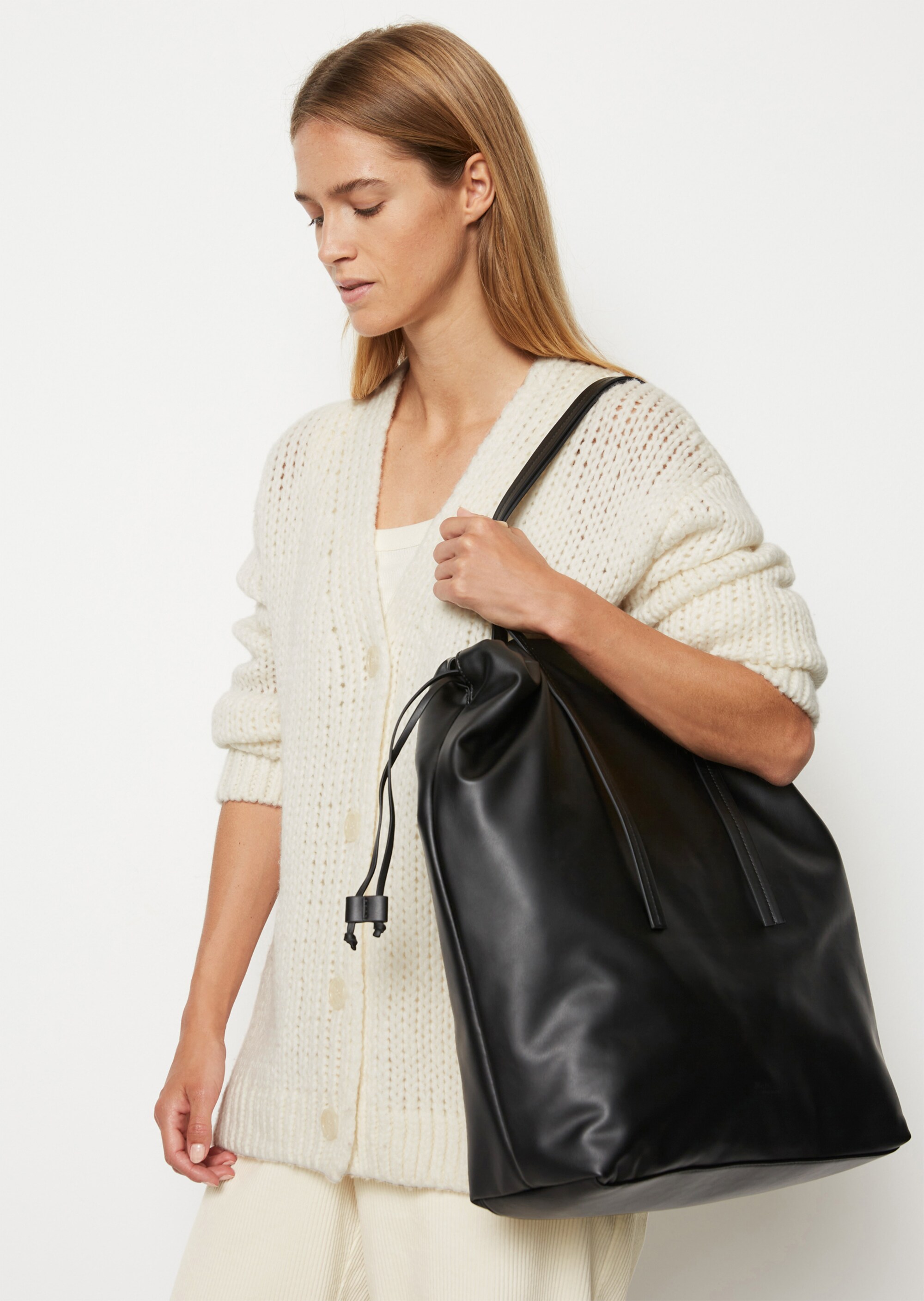 Shopper large aus einer Lederalternative aus recyceltem Polyester