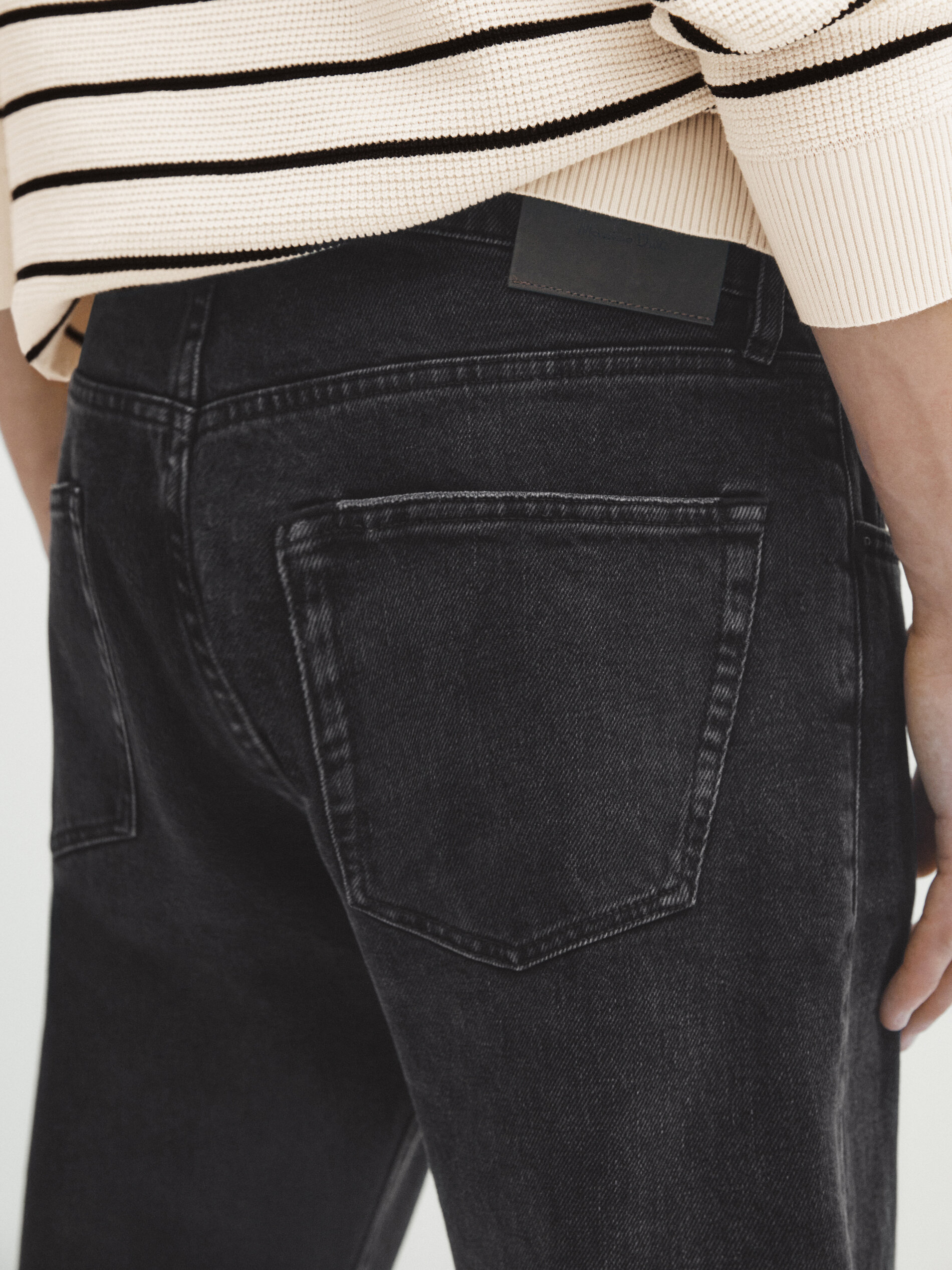 Calça jeans cinza com lavagem stone wash e corte afunilado