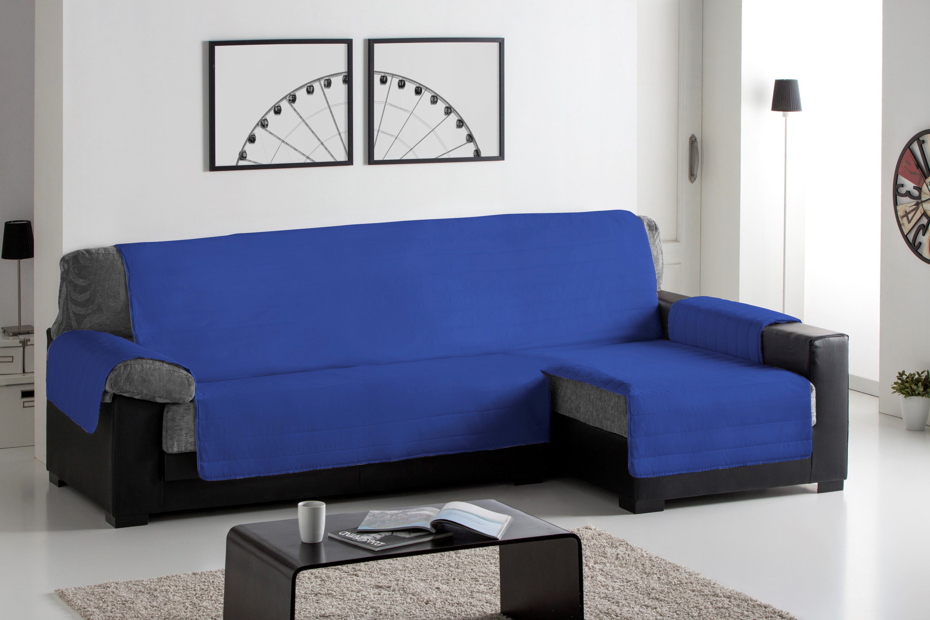 Capa acolchoada para sofá chaise longue com chaise à direita na cor azul.