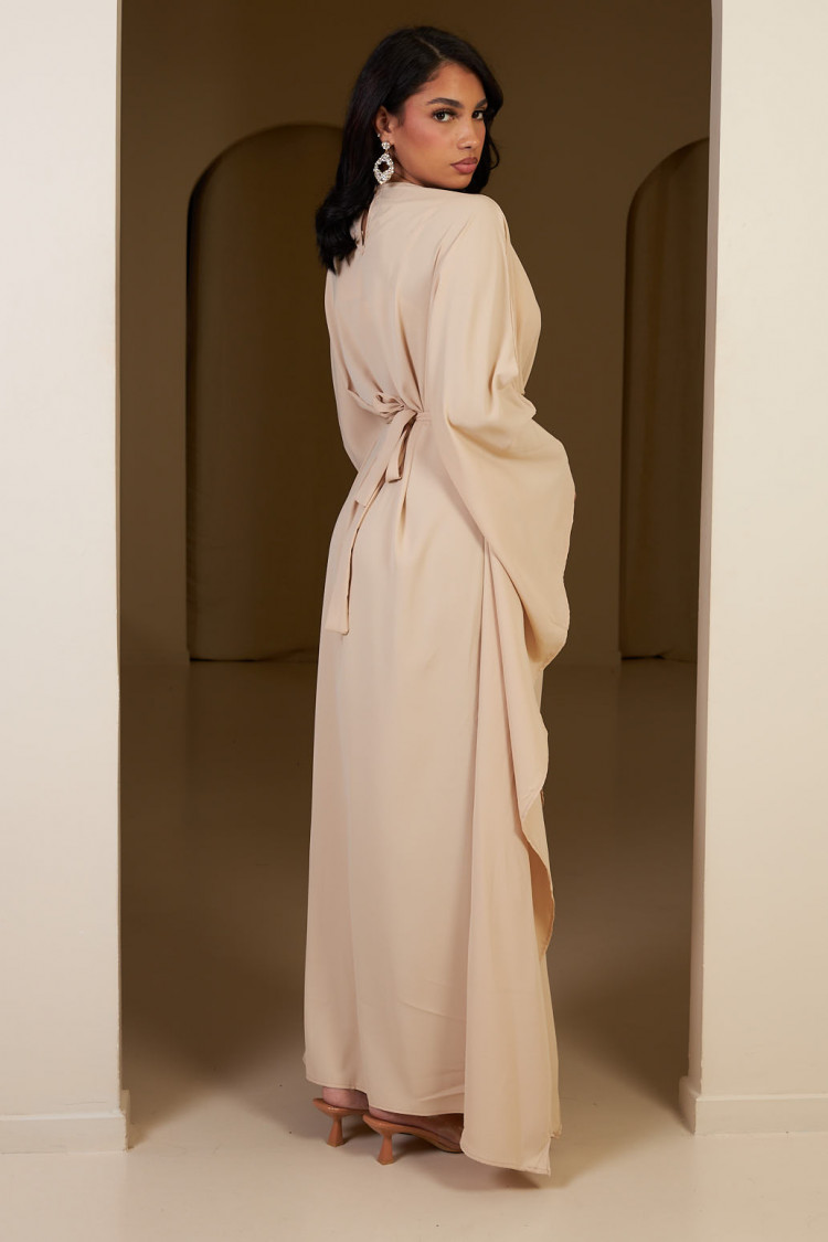 Abaya beige ceinturée à empiècement plume sur un côté