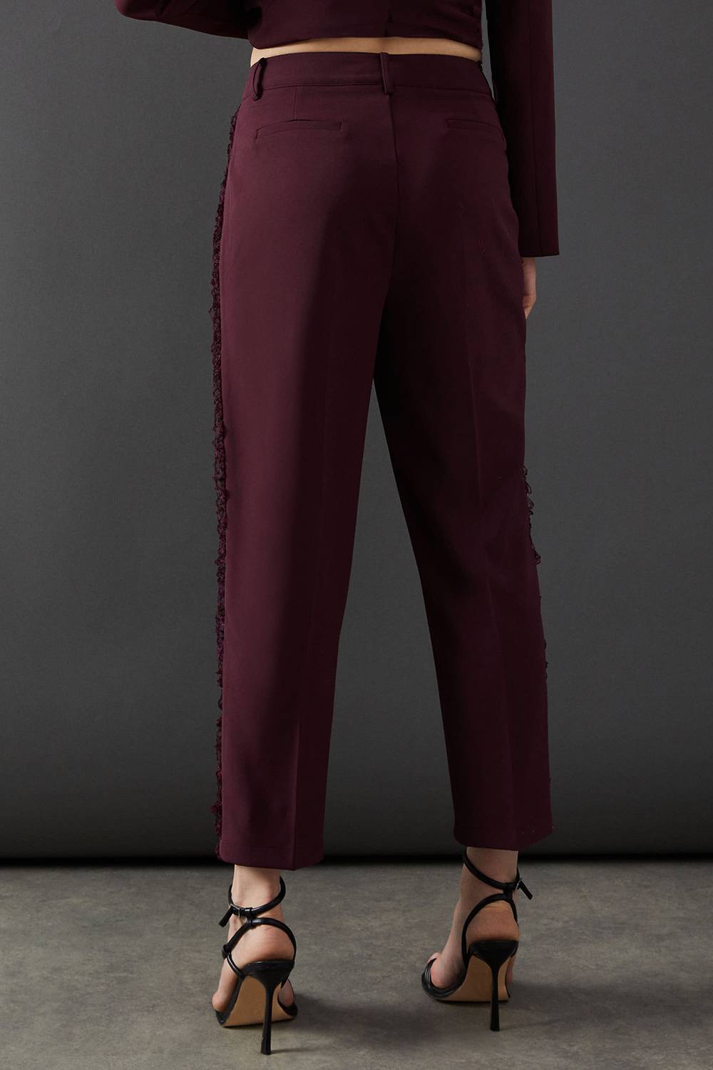 Warehouse Pantalon Ajusté à Volants en Dentelle