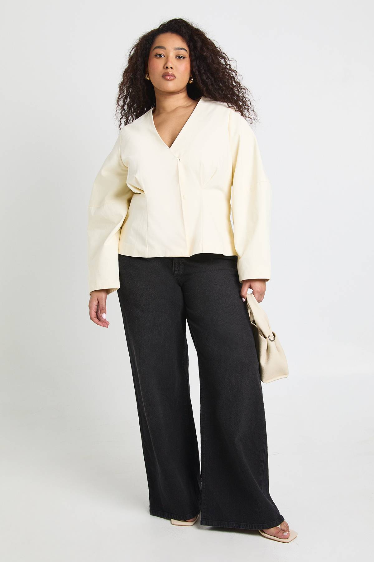 boohoo Blazer Grande Taille en Sergé à Manches Bouffantes Cintrées