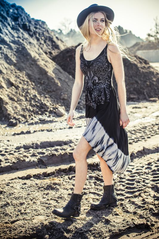 To Make A Long Story Short | Rock Rebel by EMP Robe mi-longue