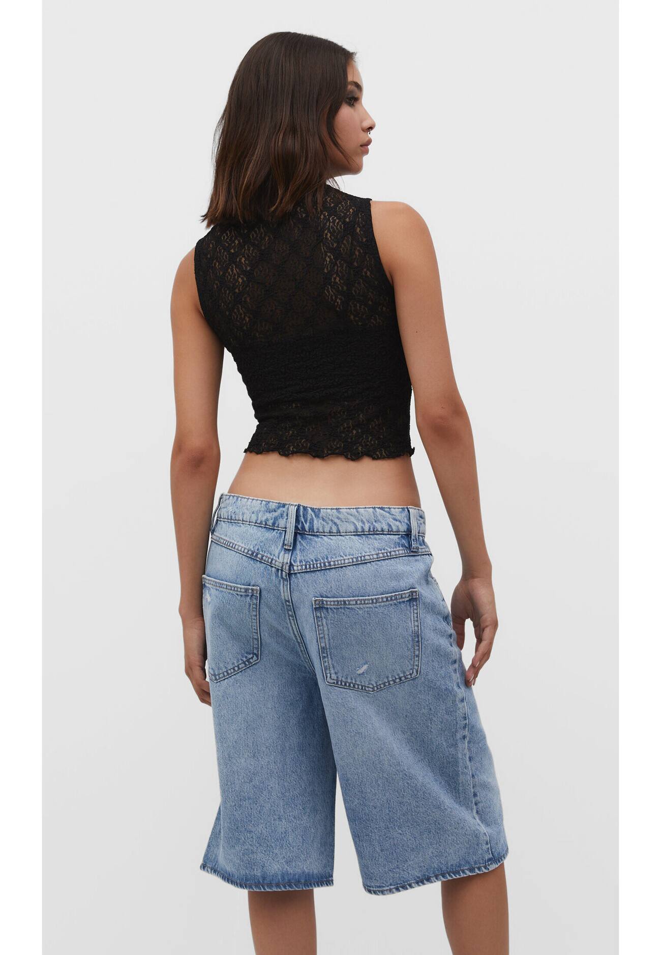 Blusa de gola alta com renda combinando