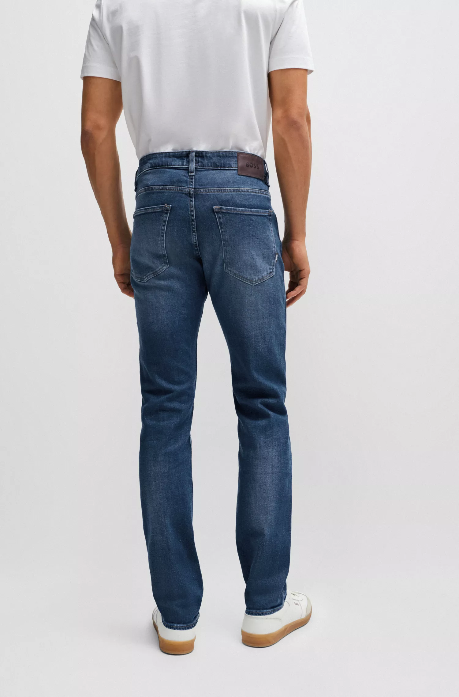 Calça jeans BOSS preta, corte slim, em denim azul com elasticidade confortável.