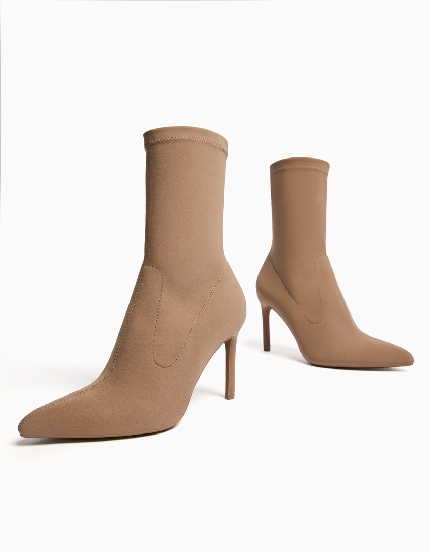 Botas de cano curto com salto alto e modelagem ajustada