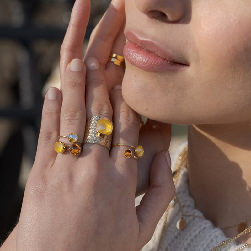 Bague ajustable martelée en acier dorée ornée de cristaux Swarovski avec pierre Crystal