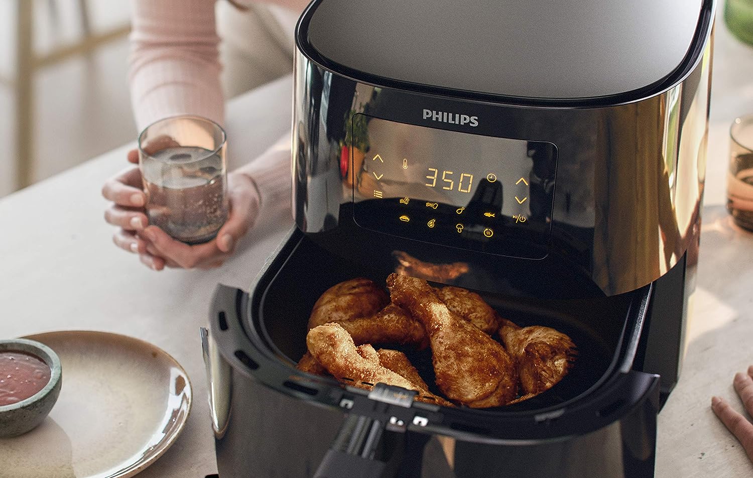Fritadeira sem óleo digital PHILIPS Essential Connected XL com capacidade de 6,2 L (2,65 lb), tecnologia Rapid Air, conexão Wi-Fi (aplicativo Kitchen+), compatível com Alexa, preta - HD9280/91, compacta.