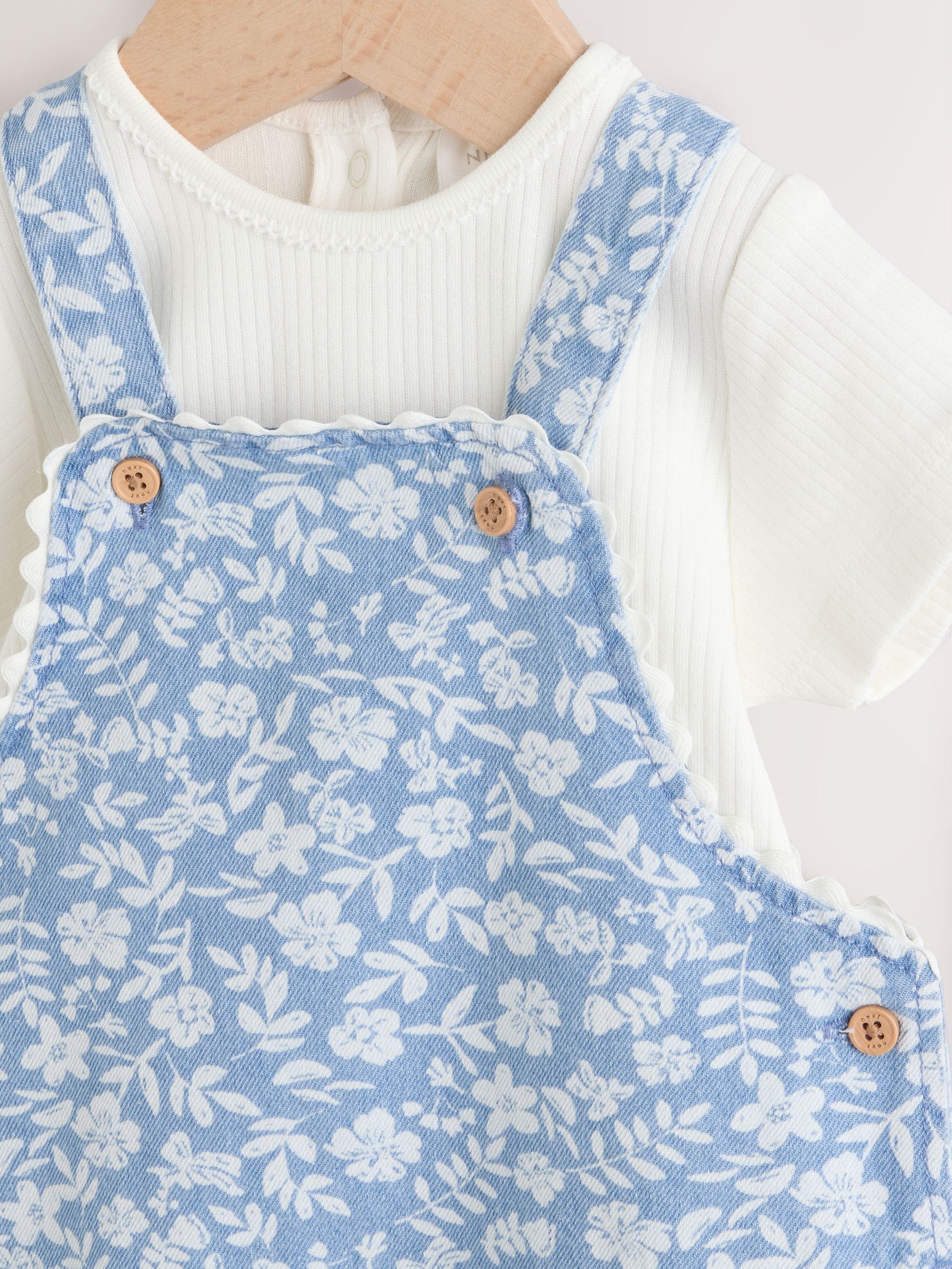 Denim met bloemen en ecru - Babyset van rompertje met korte mouwen en bretelbroek (0mnd -2jr)