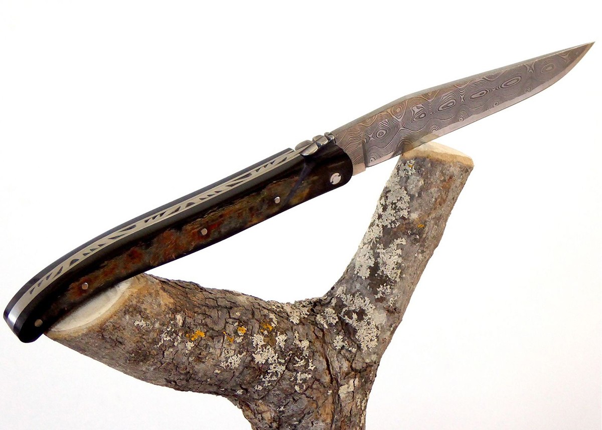 Couteau Laguiole avec une lame Damas et un manche en Corne de Bison