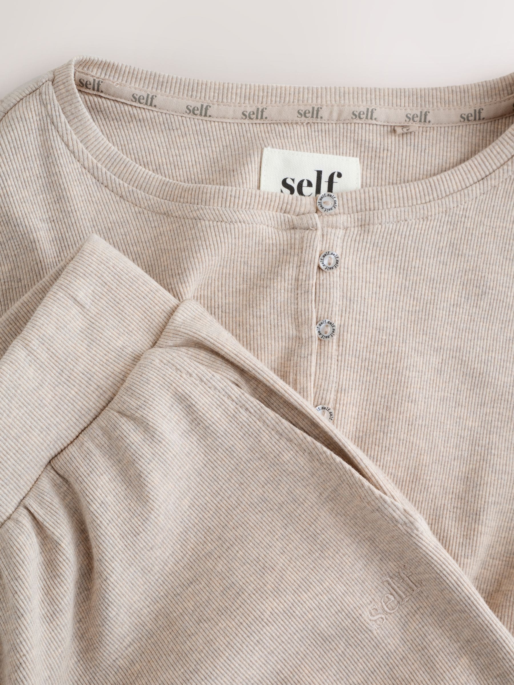 Moutkleurig - self. Geribbelde pyjama met knopen