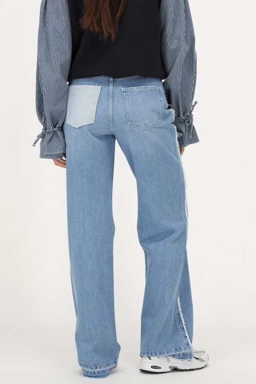 Lichtblauwe wide leg jeans met contrasterende zak