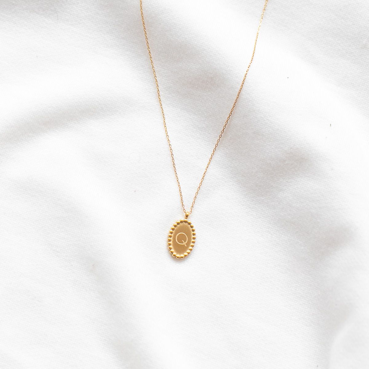 Collier médaillon gravé lettre alphabet