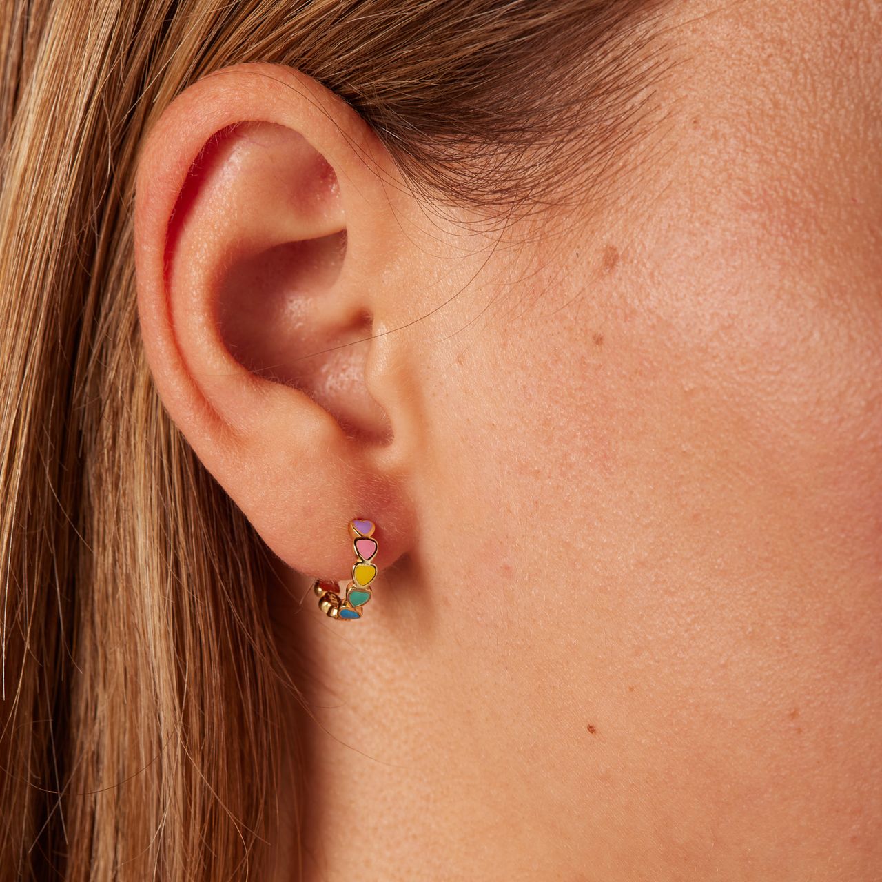 Zilveren goldplated oorring gekleurde emaille hartjes
