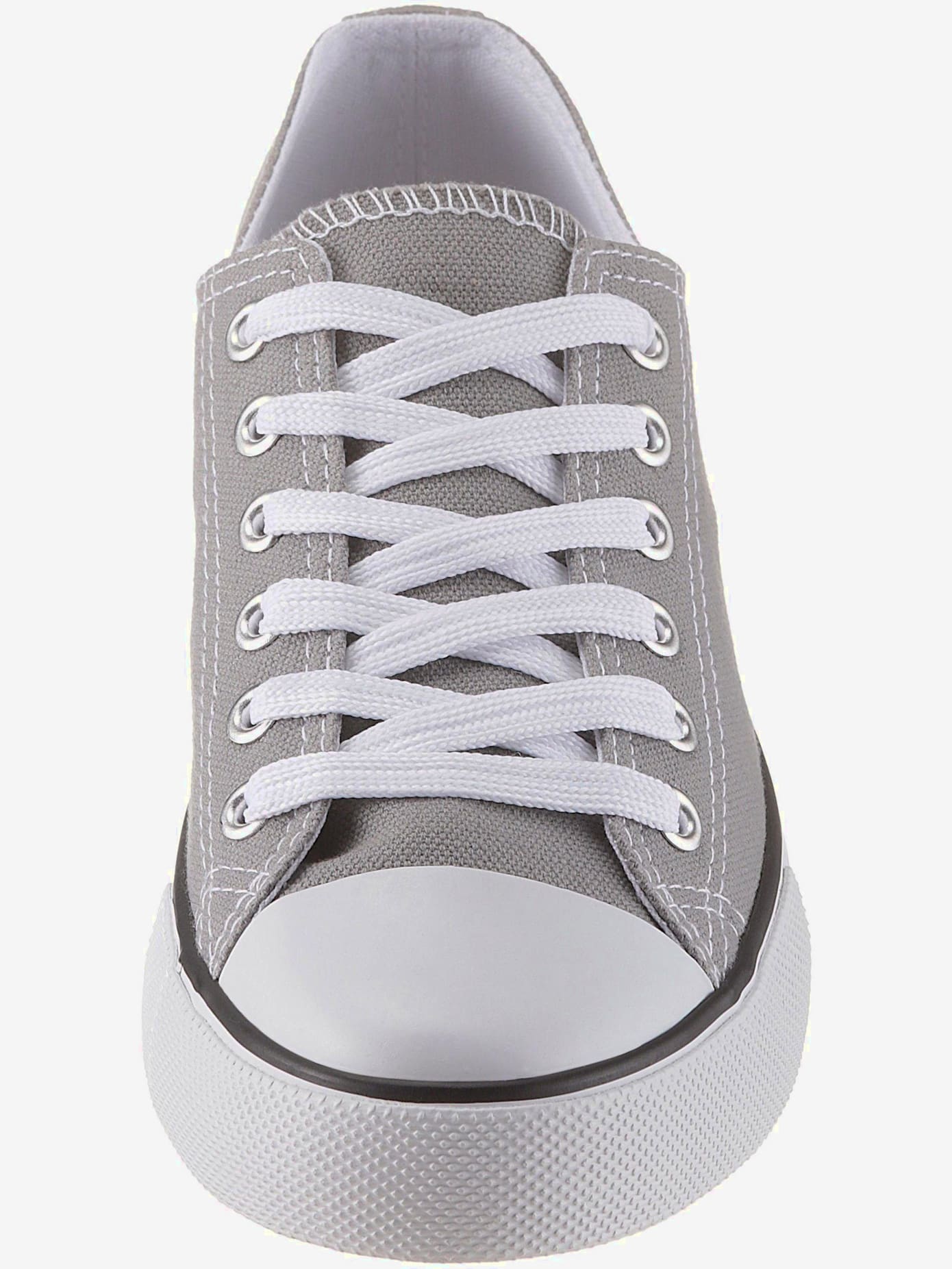Baskets sneakers basiques parfaites avec un jean