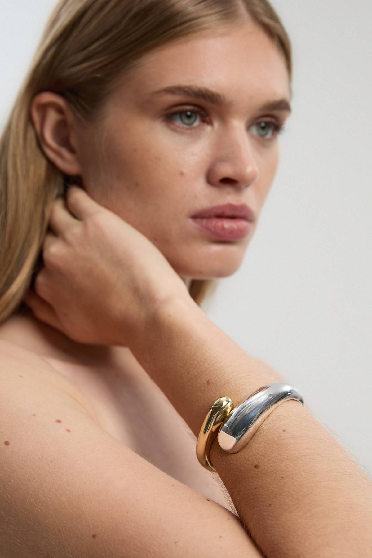 KarenMillen Bracelet Jonc Courbé Bicolore en Métal