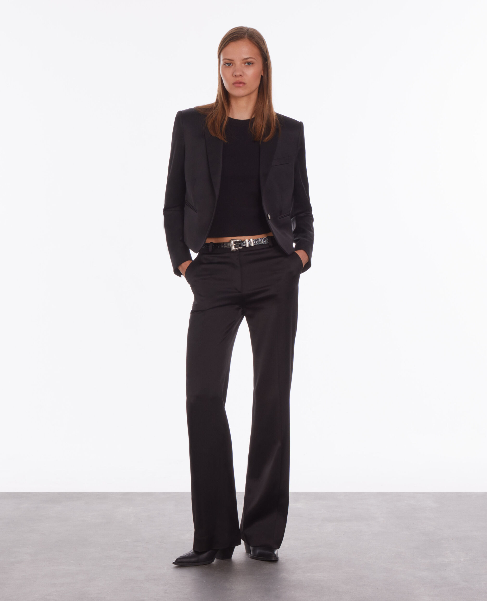 Veste courte noire satinée
