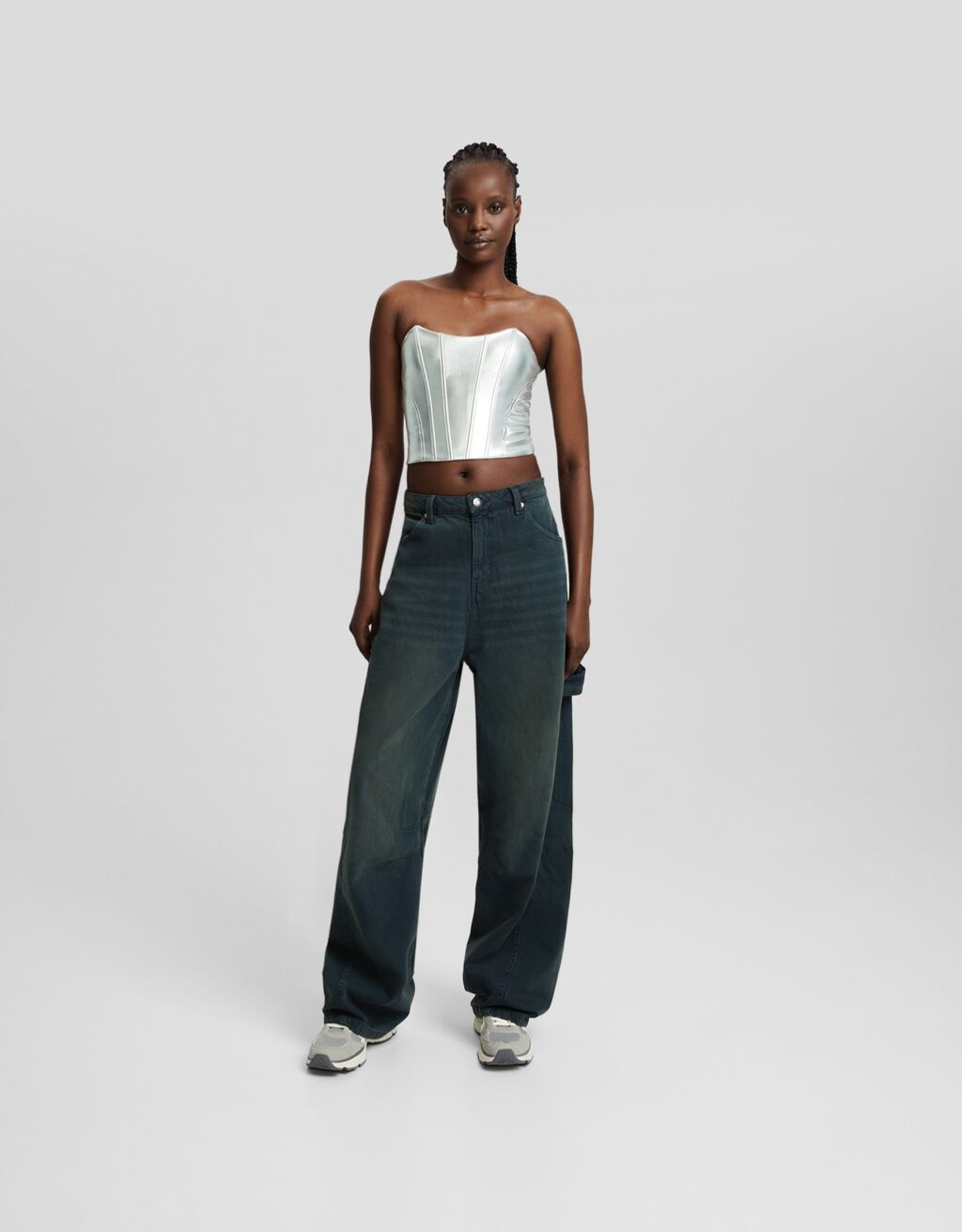 Top cropped bandeau em couro sintético