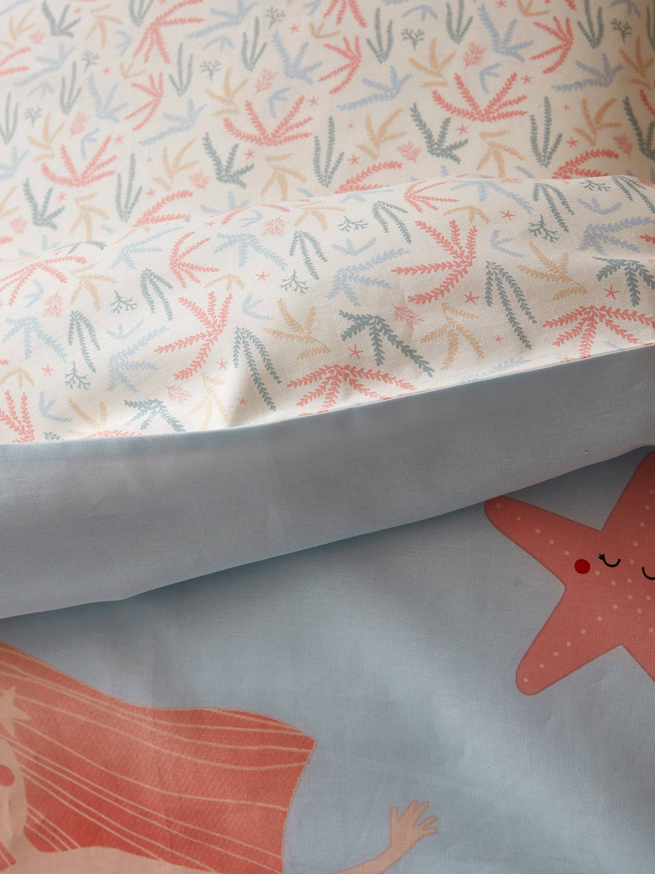 Conjunto infantil de capa de edredom e fronha OCEAN azul médio liso com estampas.