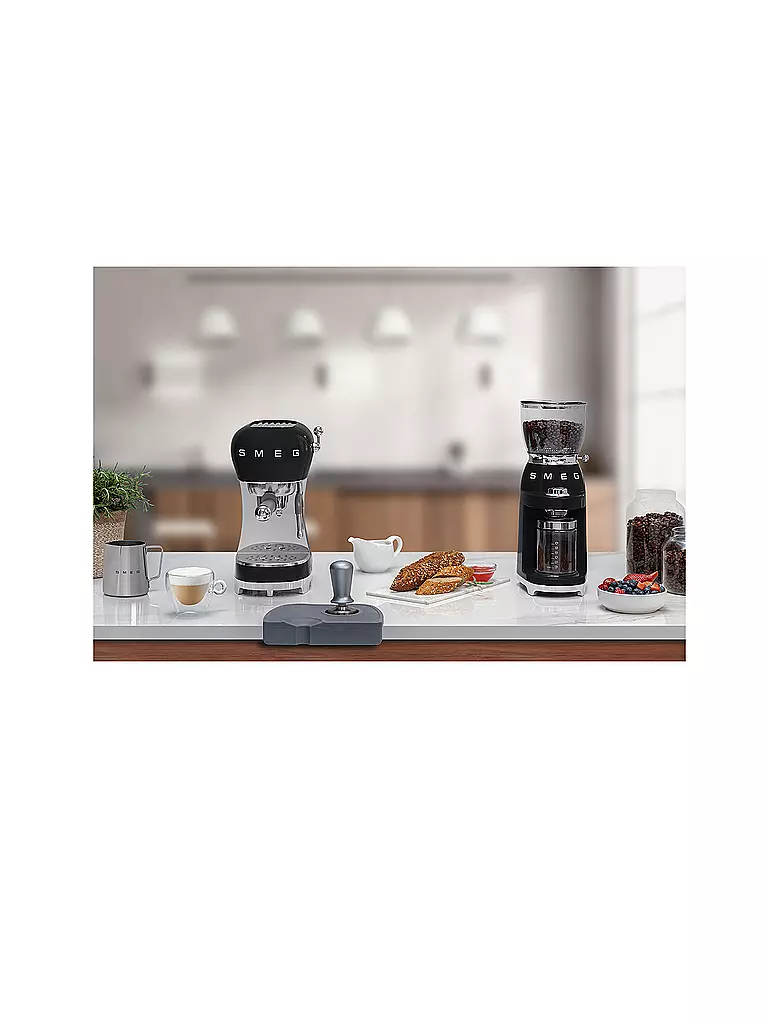 SMEG Espresso-Kaffeemaschine 50s Retro Style Schwarz ECF02BLEU schwarz