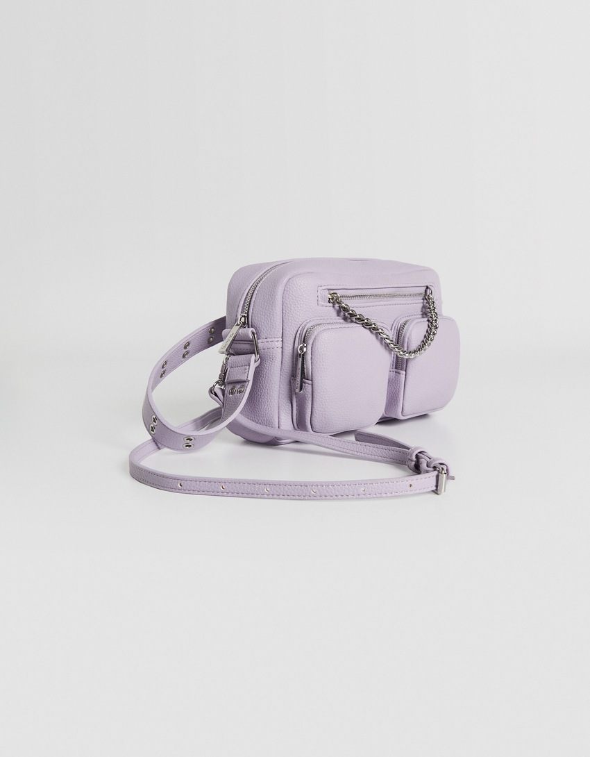 Bolsa transversal multifuncional com corrente e bolsos.
