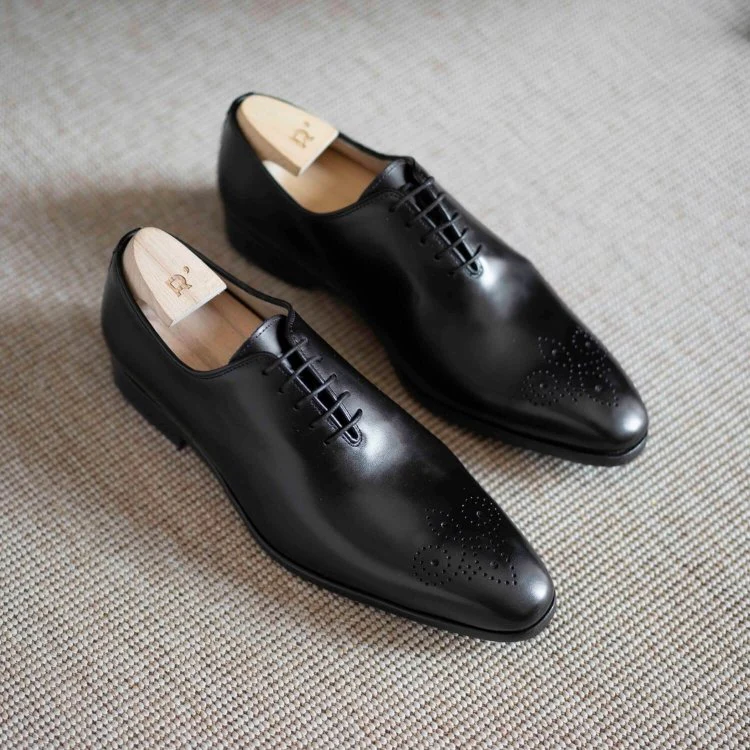 Ritcher-Richelieu à bout droit fleuri en cuir noir