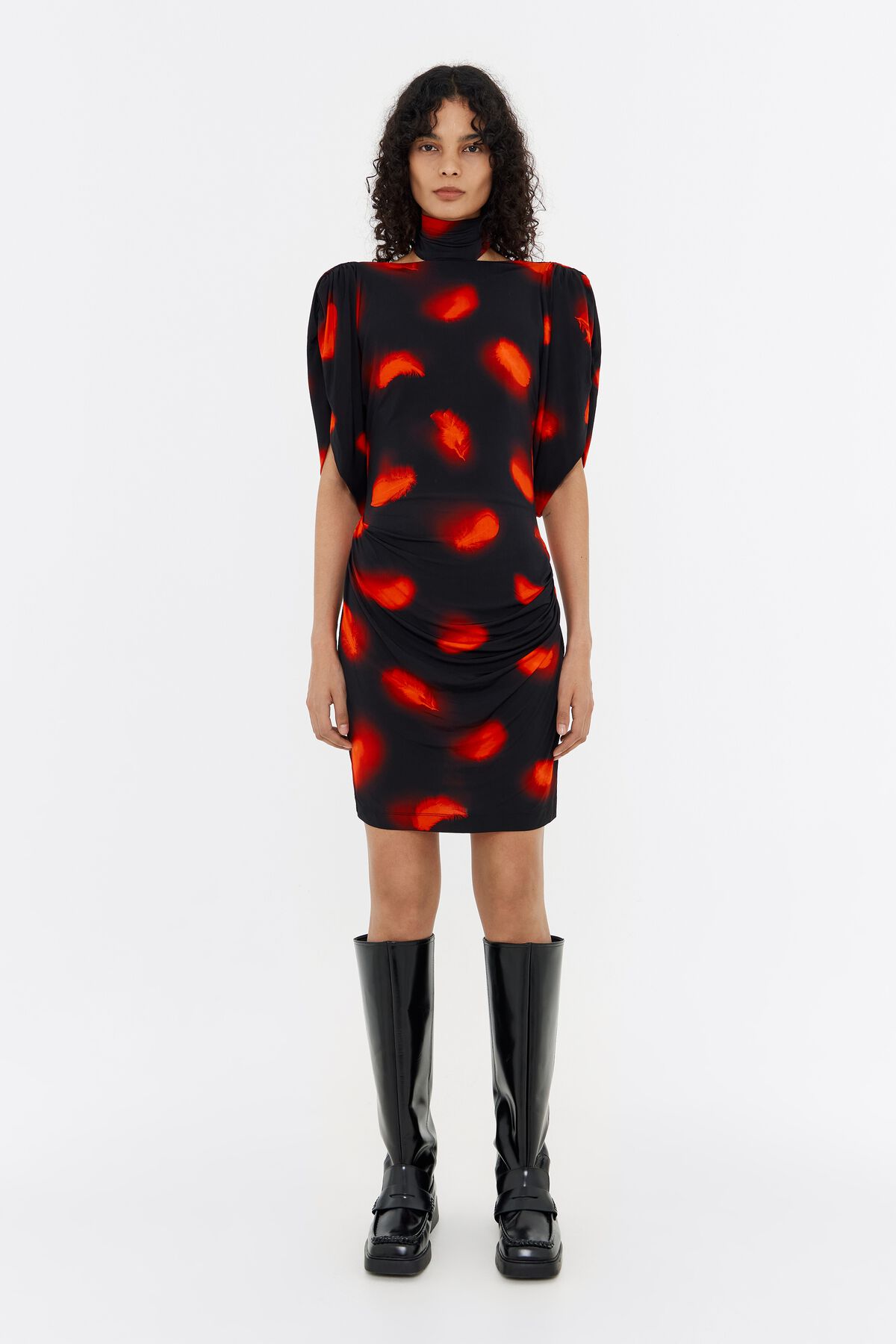 Vestido curto vermelho com ombros à mostra e penas