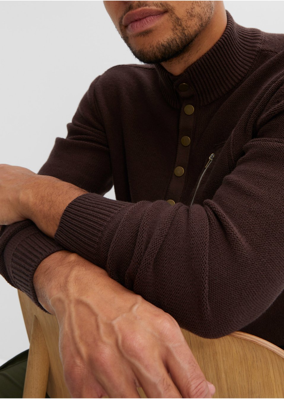 Pull à patte de boutonnage