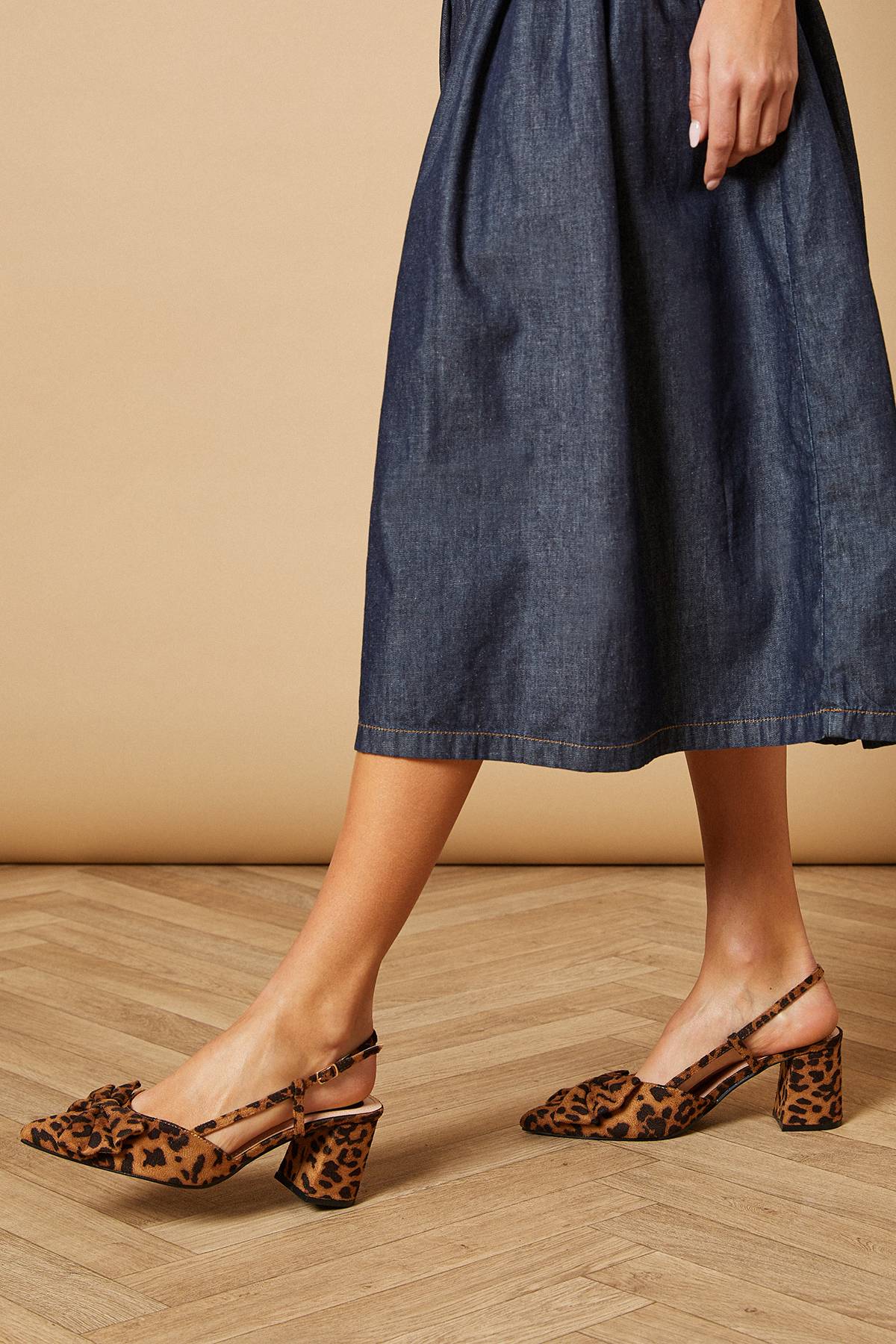 Oasis Chaussures Dorinda à Talon Bloc avec Bride Arrière, Nœud et Imprimé Léopard en Daim Synthétique