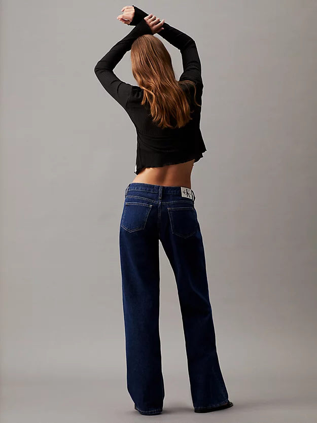 Calça jeans folgada de cintura extremamente baixa