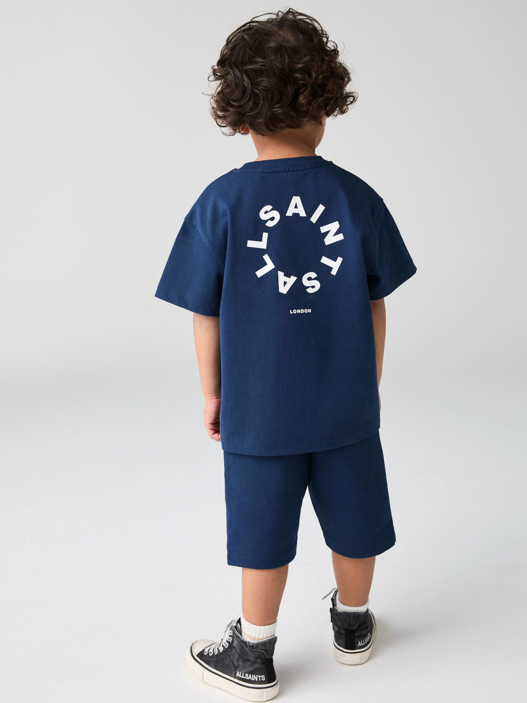 smALLSAINTS Tierra set van T-shirt en sweatshorts voor jonge jongens, van 100% katoen