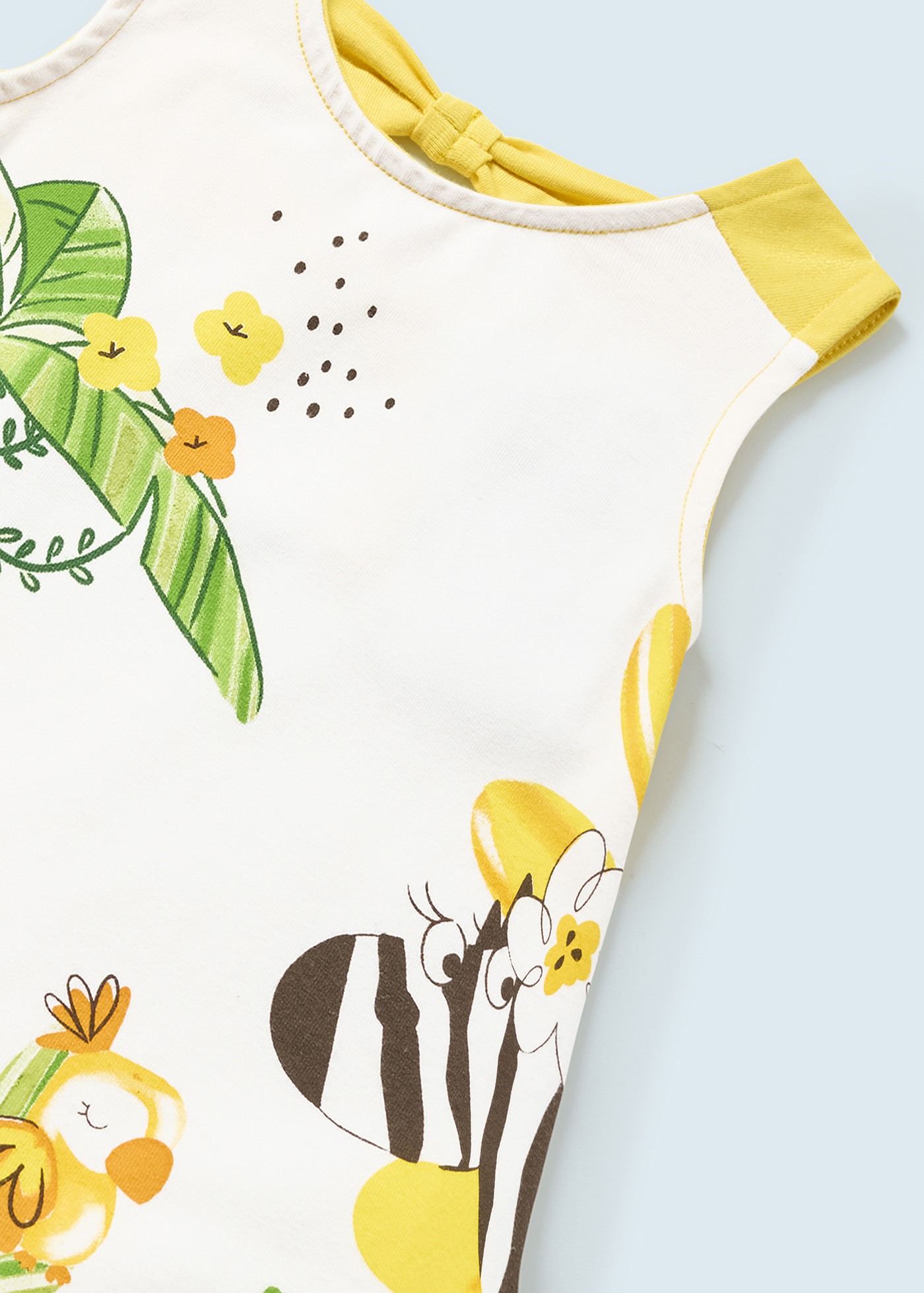 Vestido infantil com estampa feita de algodão sustentável.