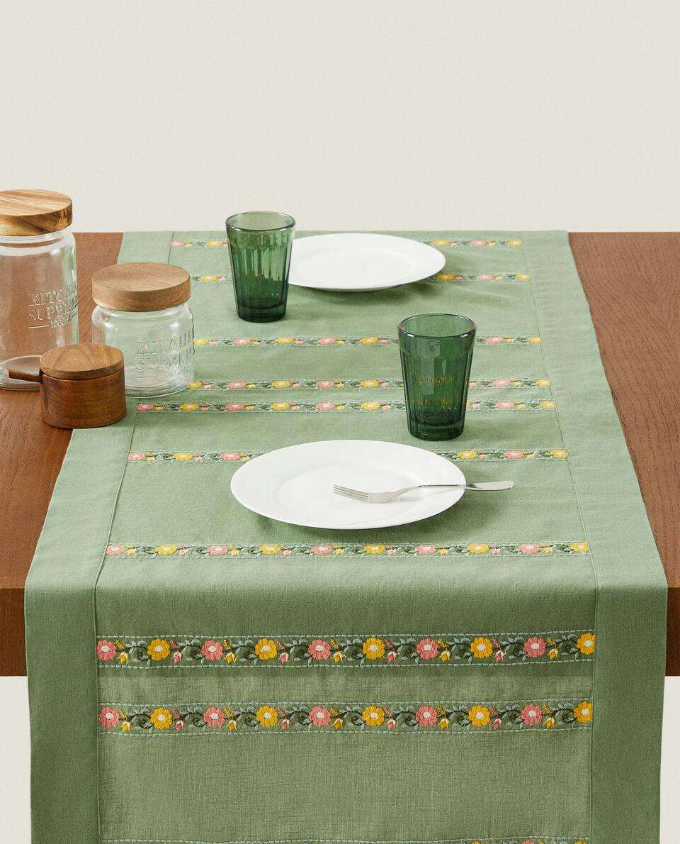 CAMINHO DE MESA DE ALGODÃO BORDADO