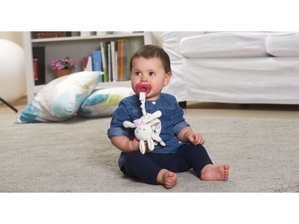 Smokkholder-sove Chicco Pocket Friend. rosa kanin 0+ måneder 072415