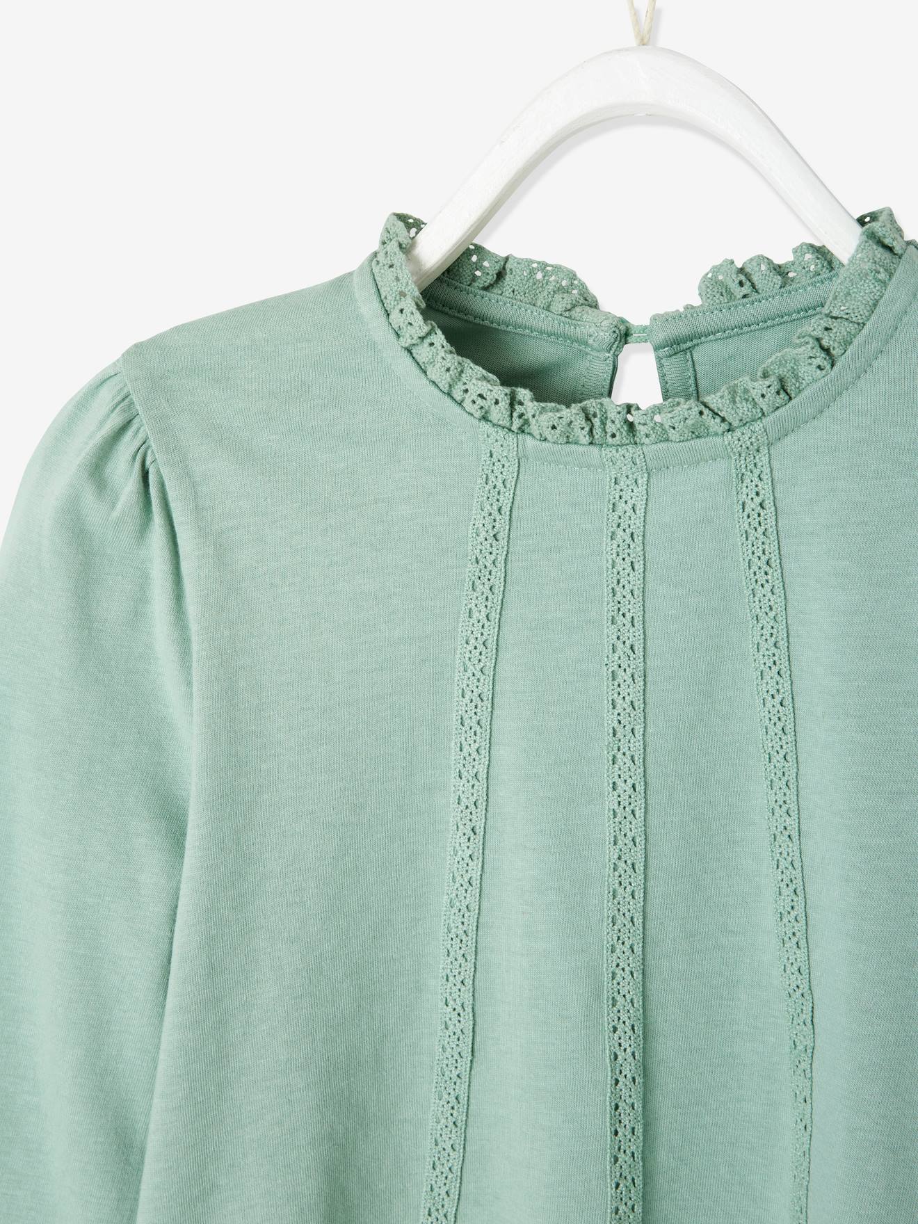Blusa lisa verde-clara estilo camiseta com detalhes em macramê para meninas