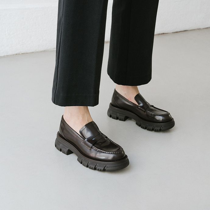 Mocassins à semelles crantées  en cuir glacé marron