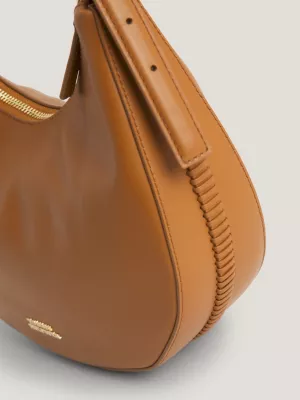 Bolsa Hobo com Placa de Brasão em Couro