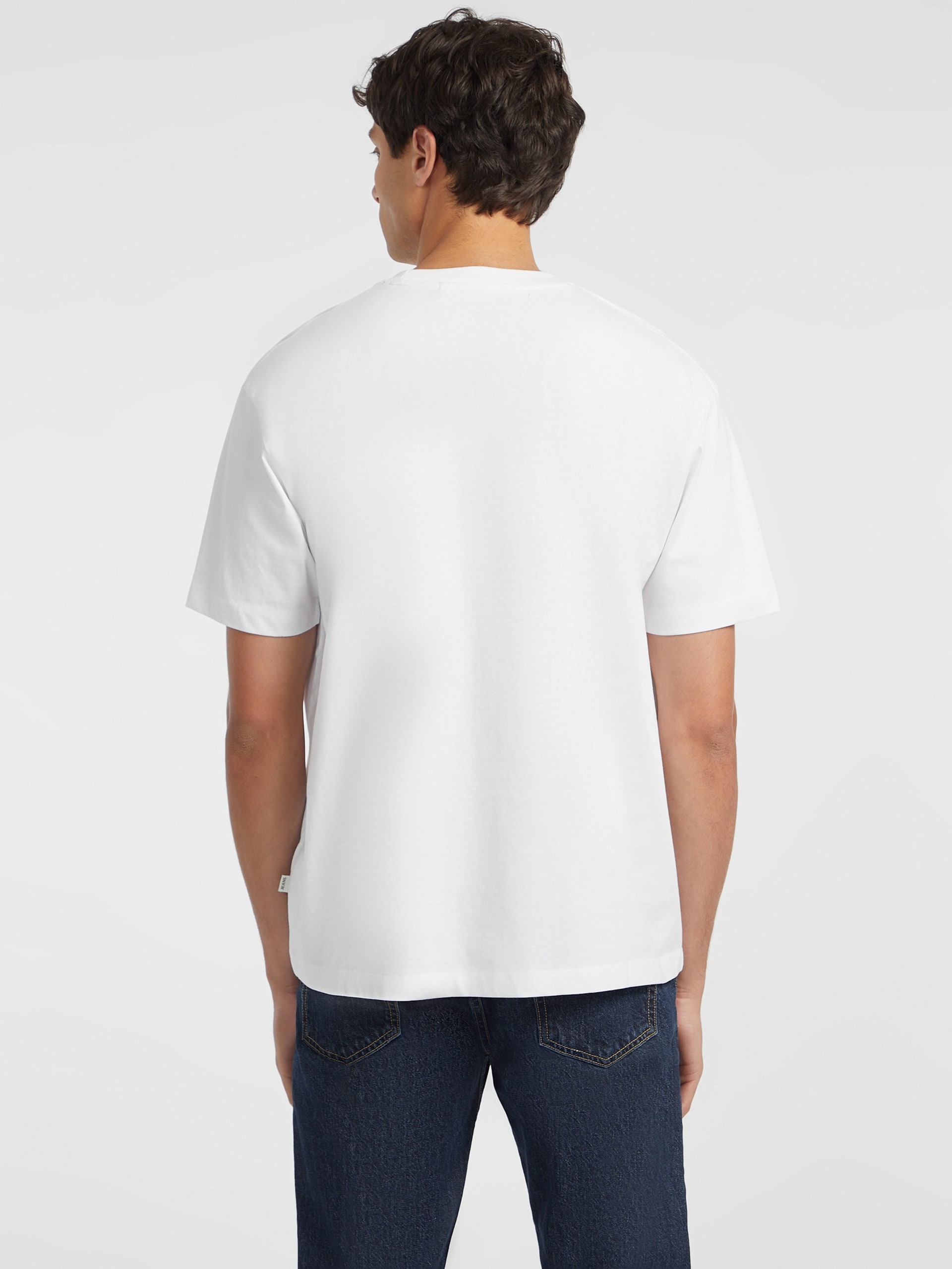 Camiseta com logotipo bordado