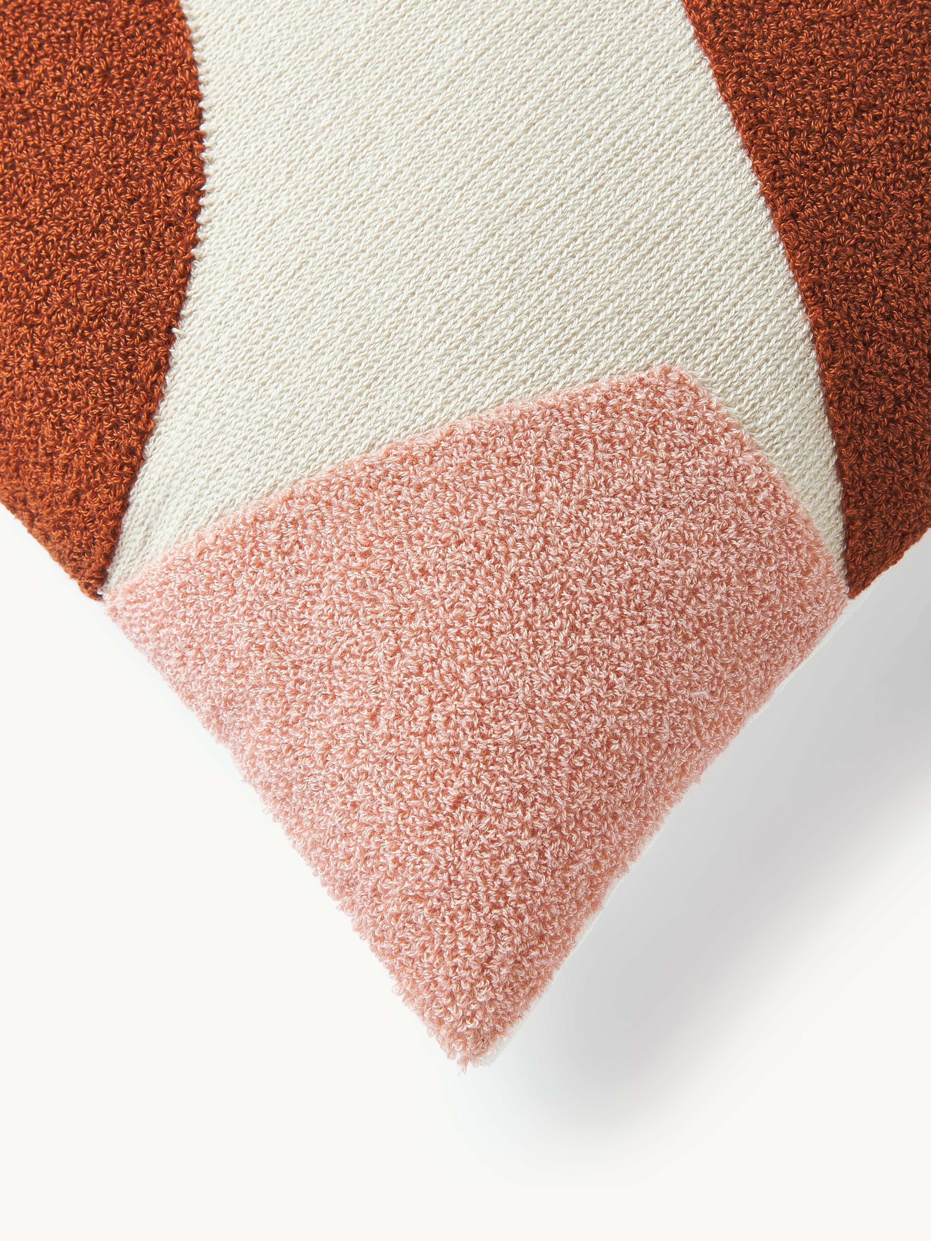 Katoenen kussenhoes Nomi met abstracte decoratie