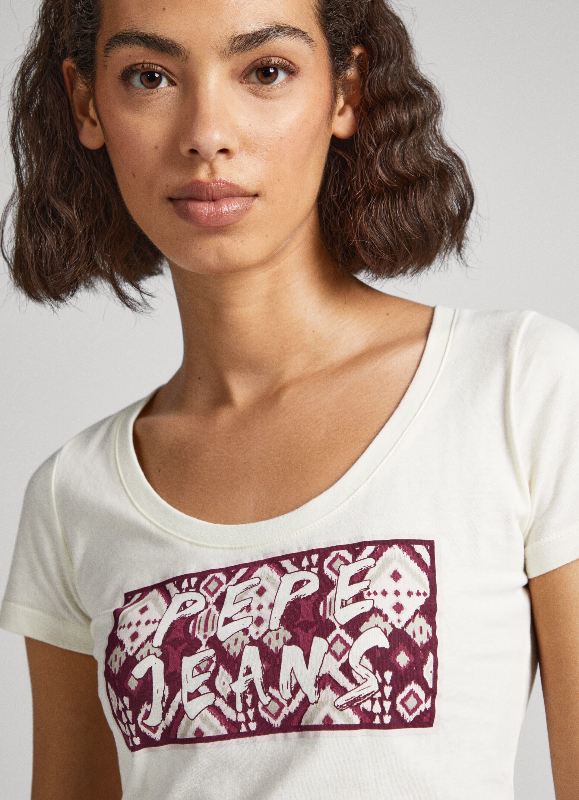 CAMISETA COM LOGOTIPO ESTAMPADO - branca mousse