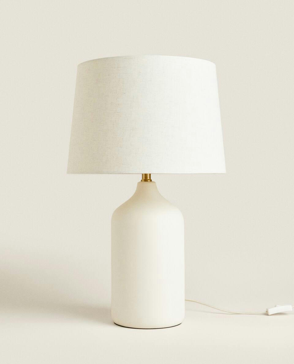 LUMINÁRIA COM BASE DE CERÂMICA BRANCA