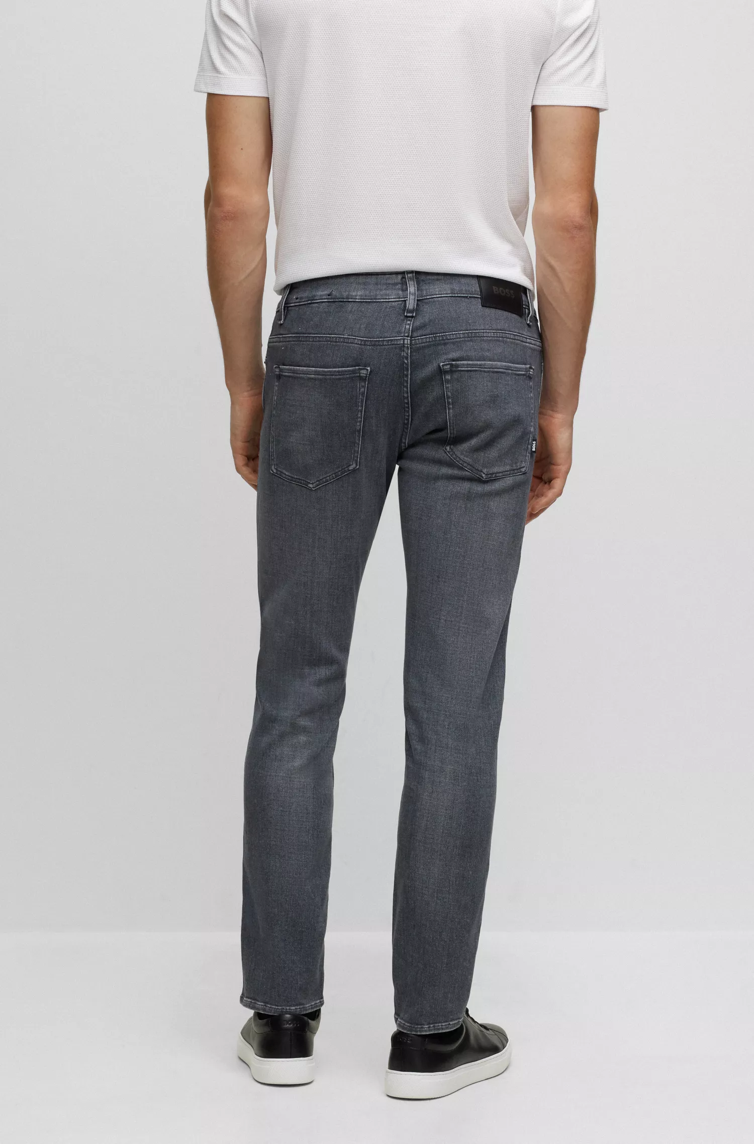 Calça jeans BOSS preta, corte slim, em denim italiano cinza supermacio.