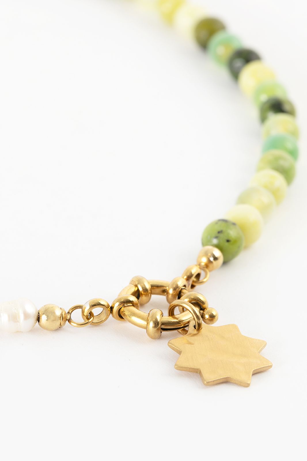 Lichtgroene beads ketting met parels