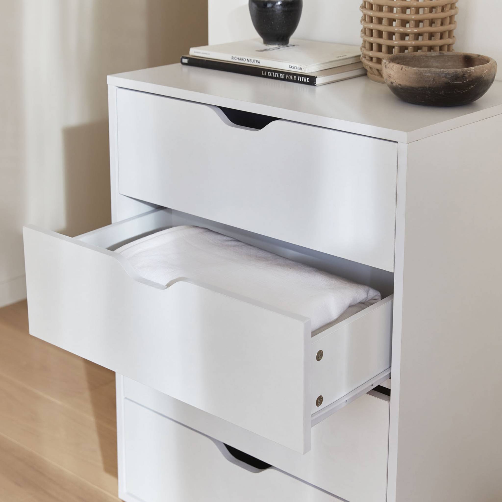 Commode blanche scandinave - floki - pieds en bois de sapin. 4 tiroirs. 60x40x90cm