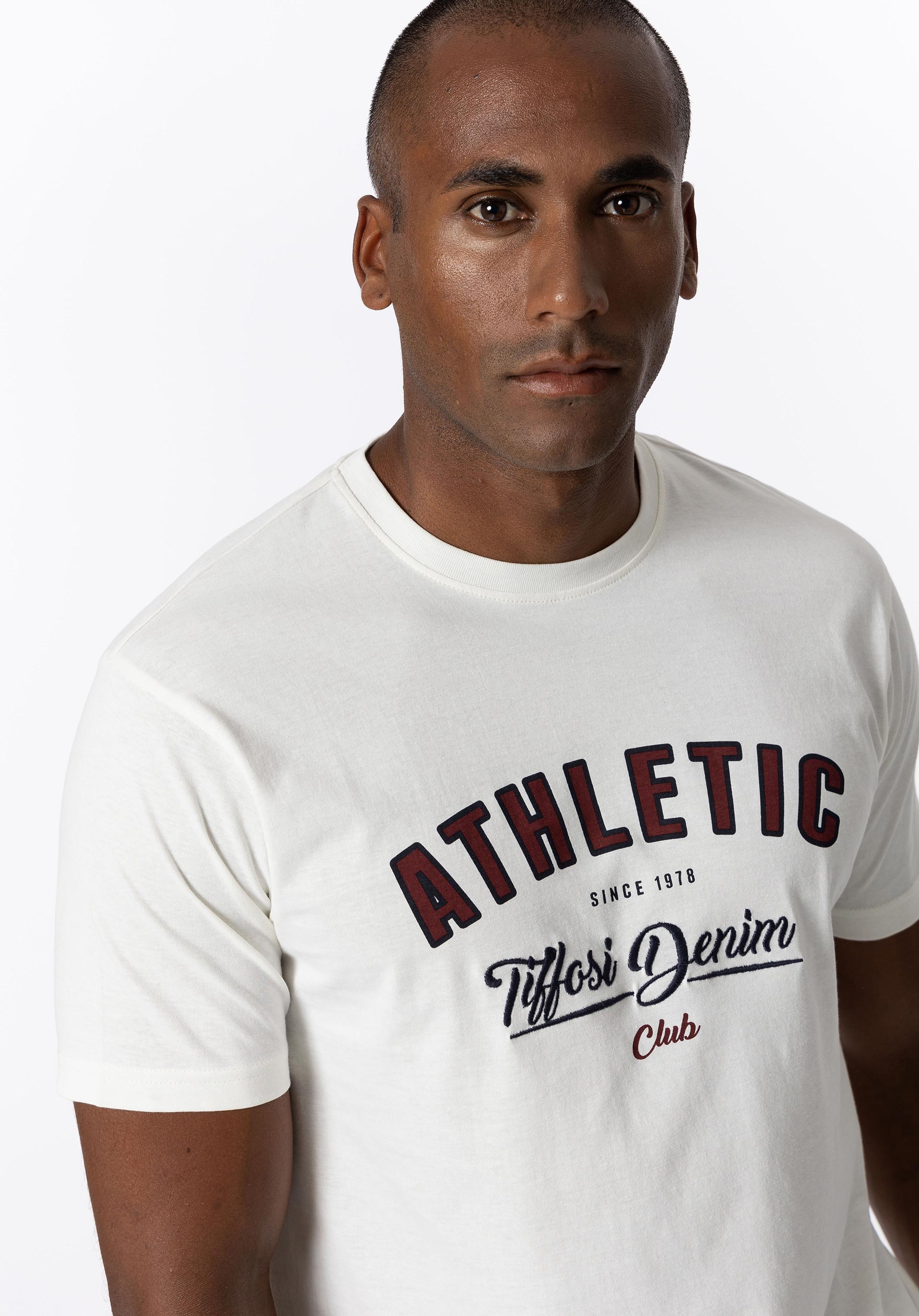 T-shirt com Estampado e Bordado Frontal