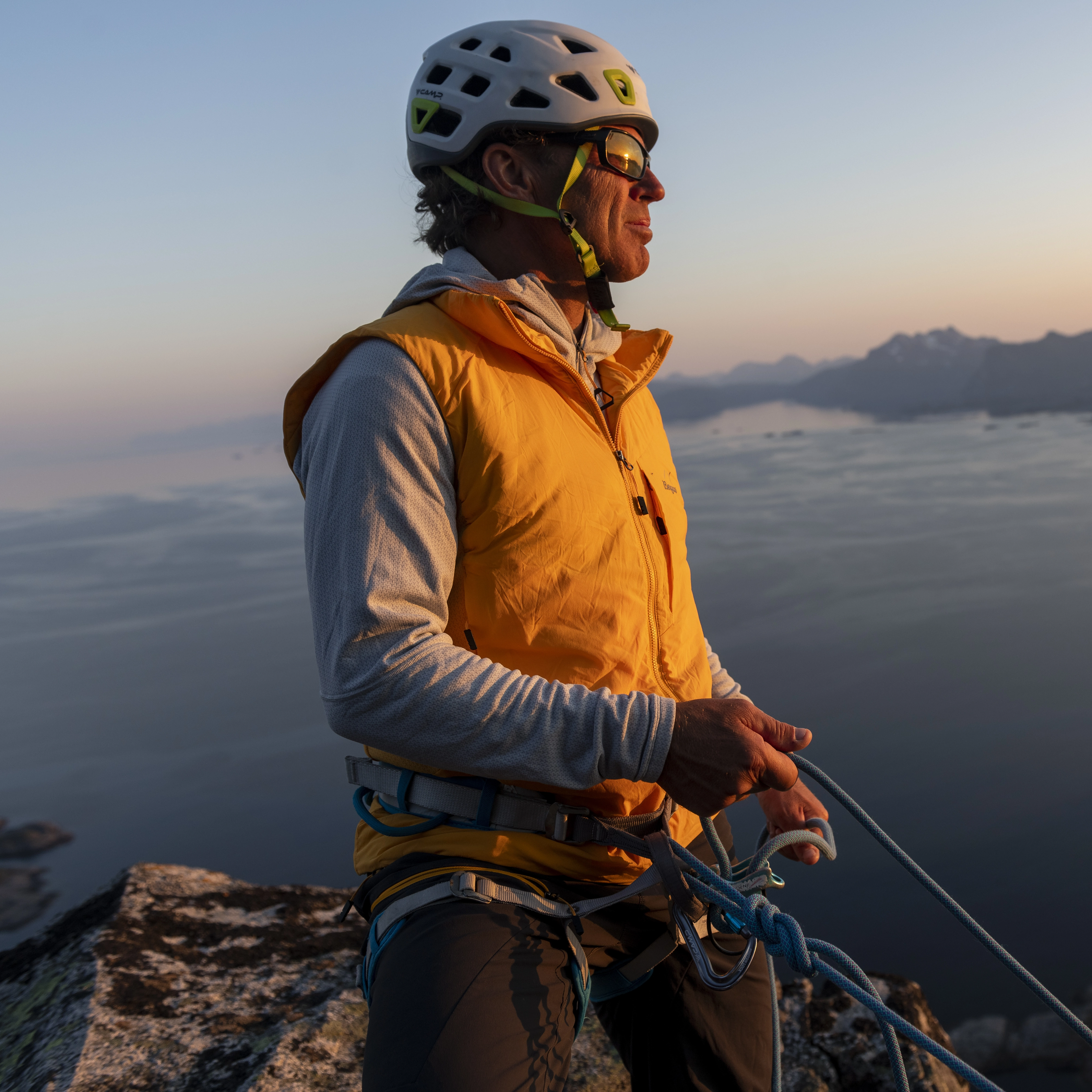 Y MountainLine Light Insulated Air Vest Men Mango Yellow