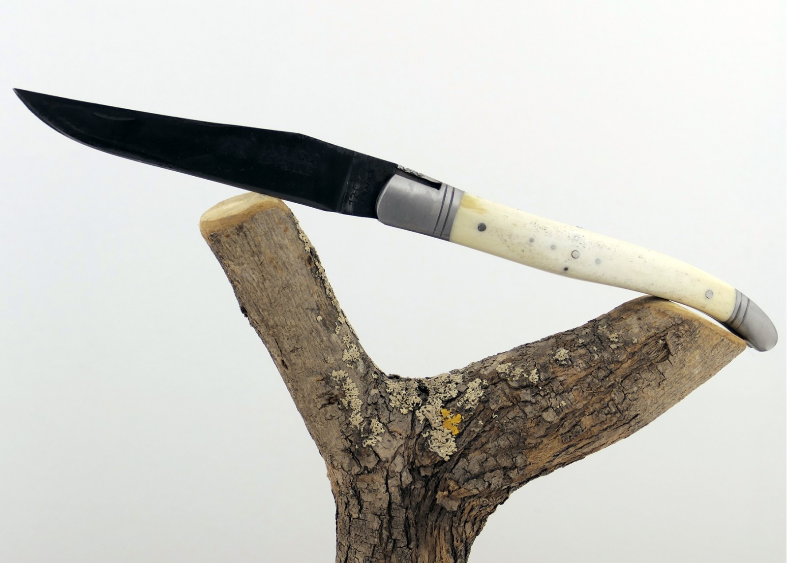 Couteau Laguiole avec un manche en Os et lame brute